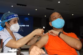 Các y, bác sỹ thực hiện tiêm chủng vaccine phòng COVID-19 cho nhân viên, người lao động Công ty trách nhiệm hữu hạn phần mềm FPT ở Khu công nghệ cao Thành phố Hồ Chí Minh. (Ảnh: Thanh Vũ/TTXVN) 