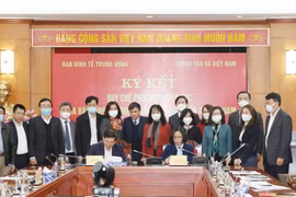 Ông Đỗ Ngọc An, Phó Trưởng Ban Kinh tế Trung ương và bà Vũ Việt Trang, Bí thư Đảng ủy, Tổng Giám đốc Thông tấn xã Việt Nam ký Quy chế phối hợp công tác. (Ảnh: Phương Hoa/TTXVN) 