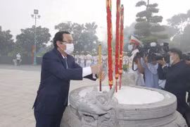 Bí thư Thành ủy Thành phố Hồ Chí Minh Nguyễn Văn Nên dâng hương các mẹ Việt Nam Anh hùng, các Anh hùng liệt sỹ tại Nghĩa trang Liệt sỹ thành phố (Đồi không tên, thành phố Thủ Đức). (Ảnh: Thanh Vũ/TTXVN)