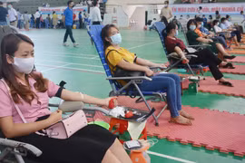 Cán bộ, công nhân viên chức, người lao động, nhân dân tại Đắk Lắk hăng hái hiến máu, chủ động tuân thủ quy định về phòng, chống dịch. (Ảnh: Hoài Thu/TTXVN)