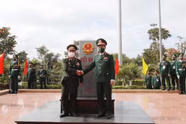 Đại tướng Phan Văn Giang và Đại tướng Chansamone Chanyalath tại cột mốc 605 thuộc cửa khẩu Lao Bảo. (Ảnh: Trọng Đức/TTXVN) 