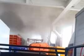 Khói bốc mù mịt tại hiện trường vụ cháy tàu chở khách ở ngoài khơi eo biển Bangka, Indonesia. (Ảnh: Sumsel.suara/TTXVN)