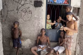Người dân tại một khu ổ chuột ở Brazil. (Ảnh: Cesvi)