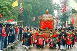 Rước kiệu trong lễ hội Năm làng Mọc. (Nguồn: sovhtt.hanoi.gov.vn)
