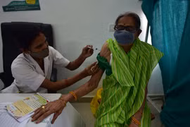 Nhân viên y tế tiêm chủng vaccine ngừa COVID-19 cho người dân tại Prayagraj, Ấn Độ, ngày 25/3/2021. (Nguồn: THX/TTXVN)