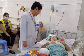 Bà N.T.L đang được theo dõi sức khỏe tại Bệnh viện đa khoa Thống Nhất sau ca phẫu thuật. (Ảnh: Lê Xuân/TTXVN)