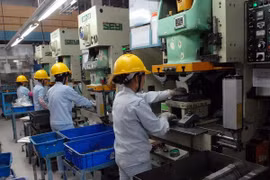 Sản xuất các linh kiện kim loại tại Công ty Cơ khí Chính xác Việt Nam 1. (Ảnh: Danh Lam/TTXVN)