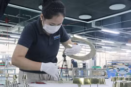 Công ty Daikan Việt Nam, Khu công nghiệp Amata, tỉnh Đồng Nai từng bước khôi phục sản xuất, tăng tốc trở lại. (Ảnh: Công Phong/TTXVN) 