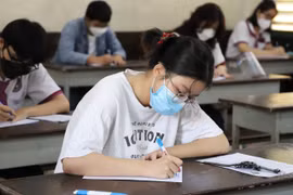 Các thí sinh làm bài thi tại điểm thi trường Trung học phổ thông Trưng Vương (Quận 1, Thành phố Hồ Chí Minh). (Ảnh: Hồng Giang/TTXVN)
