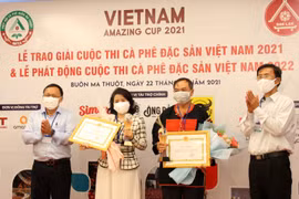 Ban tổ chức trao giải cho các đơn vị. (Ảnh: TTXVN phát)