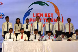 Lãnh đạo 6 tỉnh vùng Đông Nam Bộ ký kết liên kết phát triển du lịch vùng Đông Nam Bộ. (Ảnh: Lê Đức Hoảnh/TTXVN) 