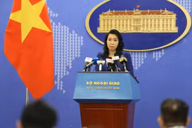 Người phát ngôn Bộ Ngoại giao Lê Thị Thu Hằng trả lời câu hỏi của phóng viên các cơ quan báo chí trong nước và quốc tế tại buổi họp báo ngày 17/10. (Ảnh: Dương Giang/TTXVN)