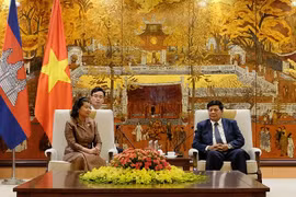 Phó Chủ tịch Ủy ban Nhân dân thành phố Hà Nội Nguyễn Quốc Hùng tiếp bà Men Sam An - Phó Thủ tướng Campuchia đang ở thăm Việt Nam. (Nguồn: hanoi.gov.vn)