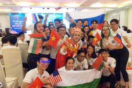 Thanh niên, sinh viên kiều bào cùng chụp ảnh lưu niệm tại lễ bế mạc trại Hè 2019. (Ảnh: Công Thử/TTXVN)