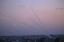 Một vụ phóng rocket từ Dải Gaza vào lãnh thổ Israel. (Nguồn: AFP)