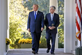 Tổng thống Mỹ Donald Trump và Chủ tịch Ngân hàng Dự trữ Liên bang Mỹ (Fed) Jerome Powell tại Nhà Trắng, năm 2017. (Nguồn: AP)