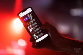 Razr 2019 khi ở chế độ mở toàn màn hình. (Nguồn: The Verge)