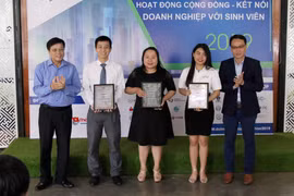 Ban Tổ chức trao giải cho các dự án xuất sắc của Bảng 3. (Ảnh: Tiến Lực/TTXVN)