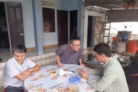 Công an Nghệ An (phải) làm việc với gia đình có người mất liên lạc trong quá trình vượt biên qua Anh ngày 22/10. (Nguồn: Báo Nghệ An)