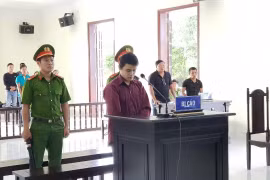 Bị cáo Đoàn tại phiên tại tòa. (Ảnh: Đậu Tất Thành/TTXVN)