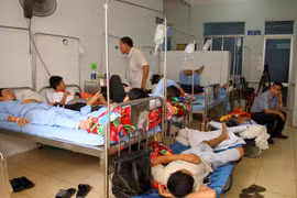 Các bệnh nhân sốt xuất huyết phải nằm ghép giường do quá tải. (Ảnh: Văn Tý/TTXVN)