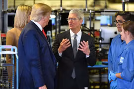 Tổng thống Mỹ Donald Trump (trái) và Giám đốc điều hành Apple Tim Cook (giữa) đi thăm nhà máy sản xuất máy tính Flextronics, ở Austin, bang Texas, ngày 20/11. (Nguồn: Getty Images)