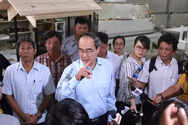 Bí thư Thành ủy Thành phố Hồ Chí Minh Nguyễn Thiện Nhân kiểm tra công trình xây dựng không phép tại phường Hiệp Bình Chánh, quận Thủ Đức. (Ảnh: Trần Xuân Tình/TTXVN)
