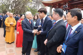 Tổng Bí thư, Chủ tịch nước Nguyễn Phú Trọng và Phu nhân với kiều bào vui xuân đón Tết tại đền Ngọc Sơn, trong khuôn khổ chương trình Xuân Quê hương 2019. (Ảnh: Lâm Khánh/TTXVN)