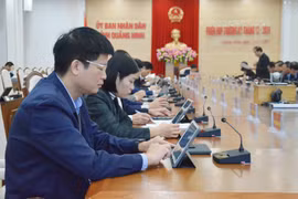 Các đại biểu sử dụng iPad để nghiên cứu tài liệu tại phiên họp. (Nguồn: quangninh.gov.vn)