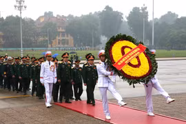Đoàn đại biểu Quân ủy Trung ương và Bộ Quốc phòng đặt vòng hoa và vào Lăng viếng Chủ tịch Hồ Chí Minh. (Ảnh: Dương Giang/TTXVN)