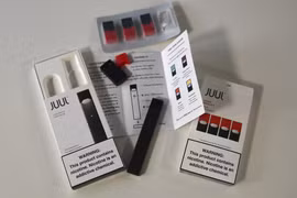 Thuốc lá điện tử do Hãng Juul Labs của Mỹ sản xuất được trưng bày tại Washington DC., ngày 2/10/2018. Ảnh: AFP/TTXVN