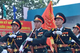 Quân đội anh hùng vững bước dưới lá cờ vinh quang của Đảng