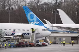 Công nhân của Tập đoàn Boeing làm việc tại xưởng sản xuất Everett thuộc bang Washington, Mỹ. (Ảnh: AFP/TTXVN)