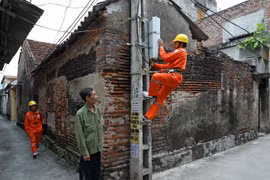 Công nhân Tổng Công ty Điện lực TP Hà Nội vận hành cung cấp điện cho các phụ tải trên địa bàn. (Ảnh: Ngọc Hà/TTXVN)