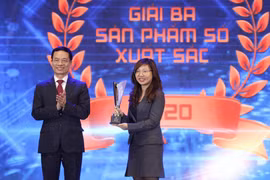 Bộ trưởng Nguyễn Mạnh Hùng trao giải cho đại diện VNPT. (Ảnh: Vietnam+)