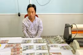 Đối tượng T. cùng tang vật. (Ảnh: TTXVN phát)