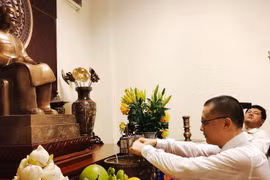 Đại sứ Việt Nam tại Campuchia Vũ Quang Minh dâng hương kỷ niệm 130 năm ngày sinh Chủ tịch Hồ Chí Minh. (Ảnh: Vũ Hùng/Vietnam+)