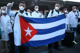 "Đội quân áo trắng" Cuba giúp đỡ Italy đương đầu với COVID-19