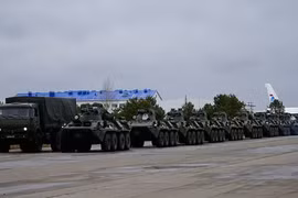 Xe quân sự Nga được triển khai tới khu vực Nagorny-Karabakh. (Ảnh: AFP/TTXVN)