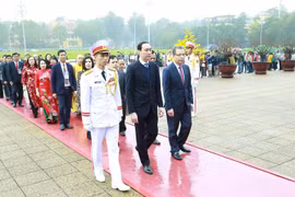 Đoàn đại biểu vào Lăng viếng Chủ tịch Hồ Chí Minh.