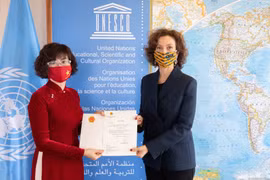 Đại sứ Lê Thị Hồng Vân trình Thư ủy nhiệm lên Tổng Giám đốc UNESCO Audrey Azoulay. (Ảnh: Baoquocte) 