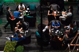 Thái Lan: Người dân Bangkok đổ xô đi mua rượu bia trong mùa dịch bệnh