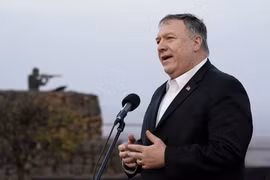 Ngoại trưởng Mỹ Mike Pompeo trong chuyến thăm Cao nguyên Golan. (Ảnh: AFP/TTXVN)
