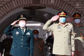 Bộ trưởng Quốc phòng Trung Quốc Ngụy Phụng Hòa (trái) trong chuyến thăm Pakistan. (Ảnh: Twitter)
