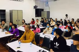 Khai giảng lớp ngoại ngữ miễn phí cho người Việt tại Lào