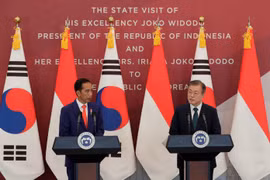 Tổng thống Hàn Quốc Moon Jae-in tiếp đón người đồng cấp Indonesia Joko Widodo hồi năm 2018. (Ảnh: Reuters)