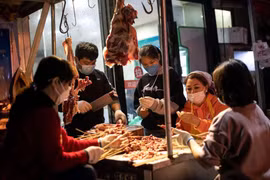 Các khu chợ hàng tươi sống ở Vũ Hán gặp khó khăn khi hoạt động trở lại