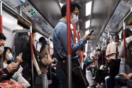 Người dân Hong Kong phải đeo khẩu trang khi đi tàu điện ngầm. (Ảnh: Reuters)
