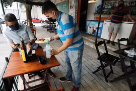 Brazil: Rio de Janeiro mở cửa trở lại bất chấp cảnh báo dịch bệnh