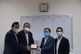 Chủ tịch VBCC Nguyễn Thanh Dũng trao tiền ủng hộ Campuchia phòng chống dịch COVID-19. (Ảnh: Nguyễn Hùng/Vietnam+)